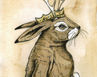 Op de afbeelding: Een aquarel-illustratie van een bruin konijn met een gouden kroon en geweien. Het konijn staat op zijn achterpoten en kijkt naar rechts. De achtergrond is lichtbruin.