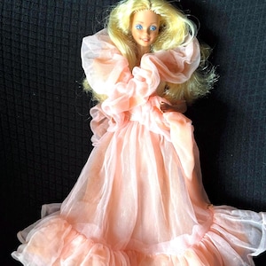 1984 “Peaches N’ Cream” Barbie #7926 w/ dress & boa. Doll in VGUC with few minor issues. See pics + read below.