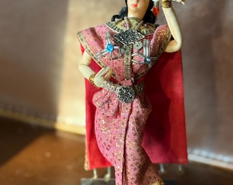 素晴らしいタイ北部文化人形 タイアカ族の鮮やかな伝統的なタイの衣装