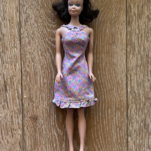 Midge Puppe #860. Midge / Barbie Patented Japan Körper mit rosa Label Barbie Kleid. Schöne Puppe mit wenigen Mängeln. Lesen & siehe Fotos.