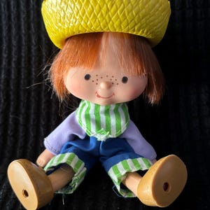 Muñeca vintage de Huckleberry Pie de los años 80: Strawberry Shortcake Boy, atuendo original