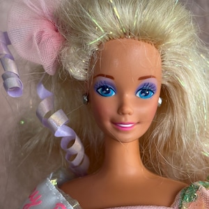 Vintage Happy Birthday Barbie-pop 1990 #7913. In VGAC. Mouwen iets los. Zie foto&#39;s.