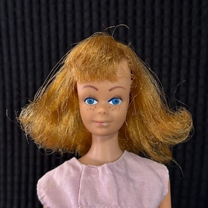 Midge Puppe mit Sommersprossen. Midge / Barbie patentierter Japan Körper # 860 mit Lavendel Kleid ohne Tags. Einige Probleme. siehe Fotos.