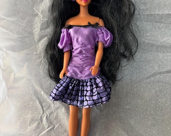 Muñeca Jasmine de Aladdin de Disney de 1993, con vestido morado de luces de la ciudad