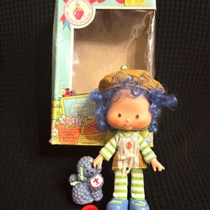 1982 “Crepe Suzette with Eclair” the French poodle pet. W box and comb. Kenner/American Greetings #44910. Box shows some wear. Read below.
