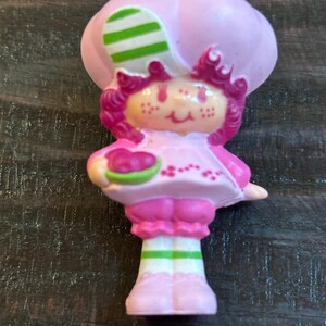 Stawberry Shortcake “Raspberry Tart with Bowl of Berries” 1981. 2” PVC minifigure. EUC.