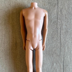 1965 Bend Leg Ken-pop: brunette, gebroken knie, nekknop ontbreekt