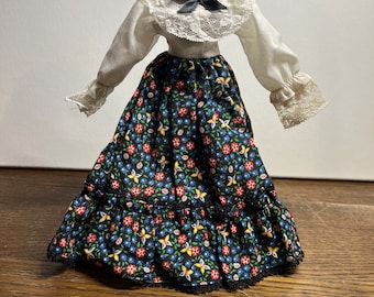 Robe prairie/pionnier/western taille Barbie, manches longues, fleurs noires avec papillons jaunes et fleurs rouges/bleues, haut en dentelle, année inconnue