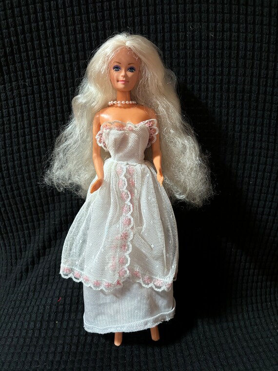 Lucky Brand Barbie Clone Doll 1990s: Weißes Kleid, Perlenkette