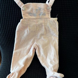 1962 Mattel &#39;Chatty Baby&#39; roze overall/overall. Vervaagde, maar mooie staat. Zie foto&#39;s. Gelabeld.
