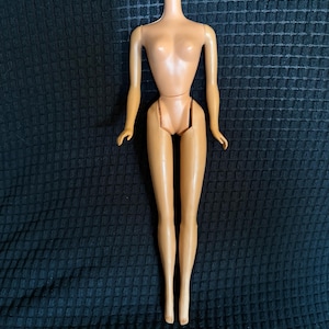 Barbie Yellowstone Kelly/The Sports Set de 1966, com o corpo fabricado em Taiwan (apenas). Marcas de derretimento. Quadris ligeiramente soltos.