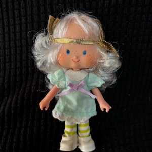 Angel Cake, vintage 1982 Strawberry Shortcake American Greetings doll. VGUC with a few issues. See photos.