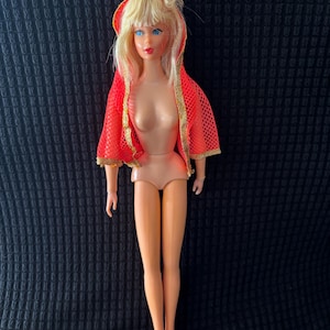 Dramatic Living Barbie #1116 blondes Haar Vintage 1970. VGUC mit ein paar Mängeln. Mit original oranger/goldener Abdeckung. Siehe Bilder.