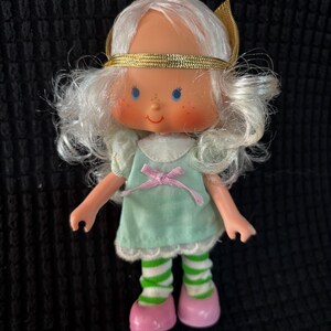 Angel Cake, vintage 1982 Strawberry Shortcake American Greetings doll. VGUC with a few issues. See photos.