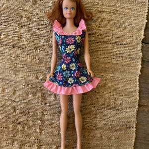 Tizian Mücke #860. Midge/Barbie Pferdeschwanz # 7 patentierter Japan Körper. Kommt mit Rosa geblümtem Barbiekleid. Kleine Finger fehlen. Siehe Bild