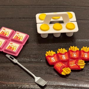 Barbie 1990s McDonald’s Restaurant mini accessories. Group of fries, burger cartons, drink carrier and spatula. EUC, see pics.