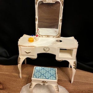 Vintage 1978 Sindy Doll Vanity, Marx Toys, White & Gold Trim. missing drawer.
