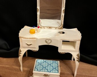 Vintage 1978 Sindy Doll Vanity, Marx Toys, White & Gold Trim. missing drawer.