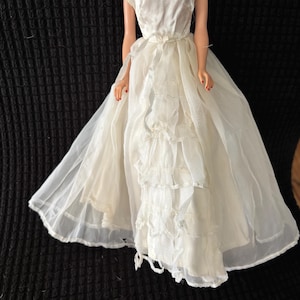 1963 TLC BARBIE Braut Brautkleid “Brides Dream” #947. Kleid hat mehrere Risse in Tüllüberzug. Keine Puppe.