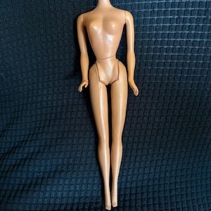 Barbie Yellowstone Kelly/The Sports Set de 1966, com o corpo em Taiwan (apenas). Marcas de derretimento.
