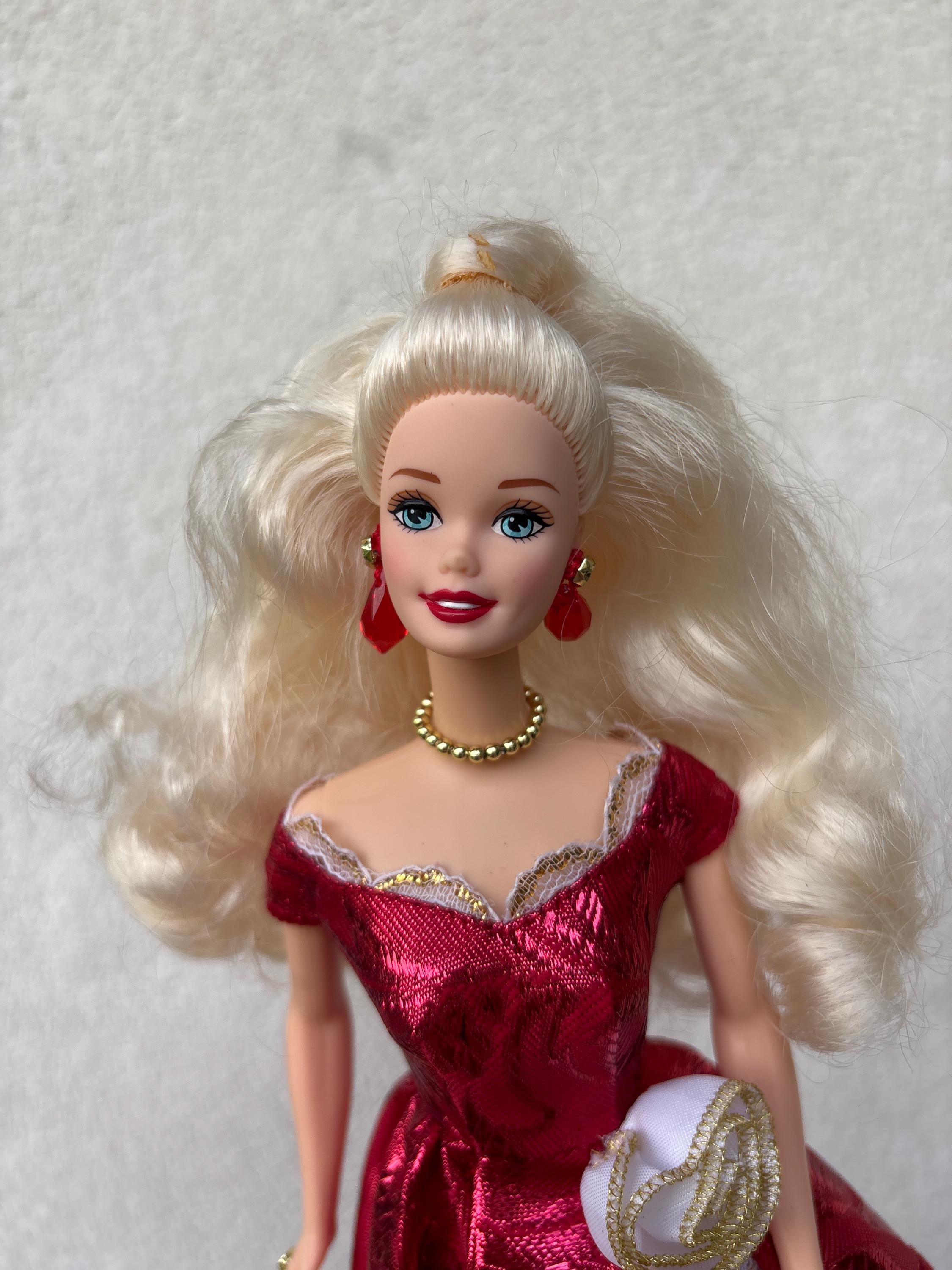 Barbie Signature Holiday 2022 - Poupée De Collection Avec Cheveux Blonds Ondulés, Idéale Pour Les Fans