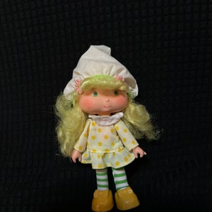 Muñeca vintage de merengue de limón: Tarta de fresa de los años 80, saludos americanos