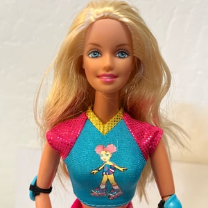 1999 クール スケート バービー。この「クール」なユニークなバービーは、スタンドを必要とせずに自立します。状態良好。中古。現状のまま。#25887