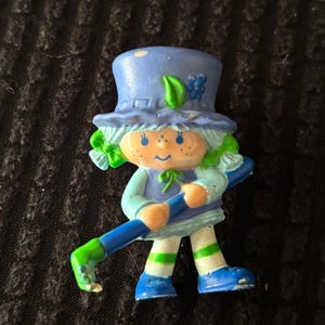Blueberry Muffin with hoe 1981 Kenner 2&quot; PVC Strawberryland figurine. Some nicks to hoe. Some paint rubs.