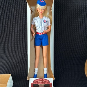 1999 Chicago Cubs Barbie Edição Especial #22857 com caixa e cartão comemorativo. Acessórios como na foto. Leia/veja px para mais detalhes.
