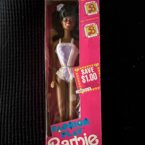 1990 "Fashion Play Barbie" zwart Afro-Amerikaans #5953 NIB, doos is geopend. Pop zit nog aan de kaart vast. Paars.
