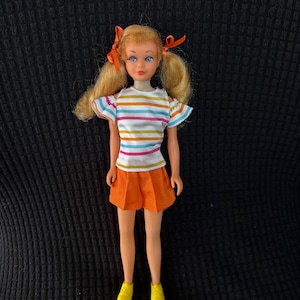 1969-71 Skipper Blonde Sausage Curl #1105 TNT bend leg, wearing untagged clothing and yellow tennis shoes. Some issues, read below/see pics.