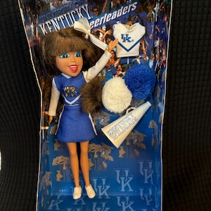 Mejores Amigos 2002 "Porrista de los Kentucky Wildcats". Nueva en cartulina. Excelente estado. Perfecta para tu fan favorita de la Universidad de Kentucky. Ver fotos.