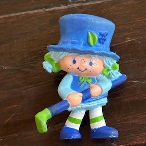 Blueberry Muffin with hoe 1981 Kenner 2&quot; PVC Strawberryland figurine. See pics.