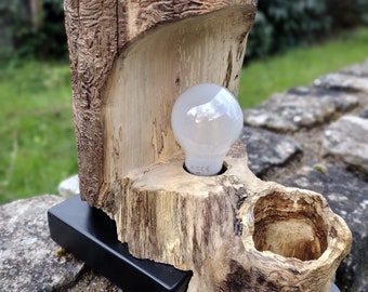 Lampe en bois massif avec support en acier.