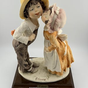 Giuseppe Armani “Shy Kiss” 1982 Florence Sculpture – Made in Italy