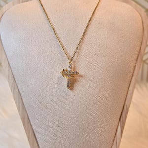 Collana con croce e corona / Figlia del Re / Regalo religioso per lei / Gioielli cristiani / Gioielli basati sulla fede