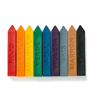 Puede incluir: Un conjunto de diez l&aacute;pices de colores con palabras en espa&ntilde;ol para cada color: rojo, naranja, amarillo, verde, azul, violeta, gris, marr&oacute;n, negro.