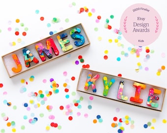 Crayones de regalo de cumpleaños para niño, juego de crayones con nombre, crayones de arcoíris en caja de regalo, regalo para portador de anillos personalizado para niño o niña, regalo de graduación para niño