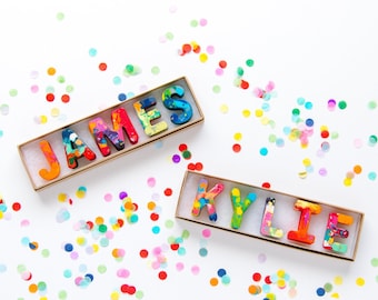 Crayons d’anniversaire pour enfants - Ensemble de noms de crayons - Crayons de nom d’alphabet personnalisés dans une boîte cadeau - Jouet au crayon - Cadeau d’anniversaire Enfants - Cadeau d’anniversaire Enfants