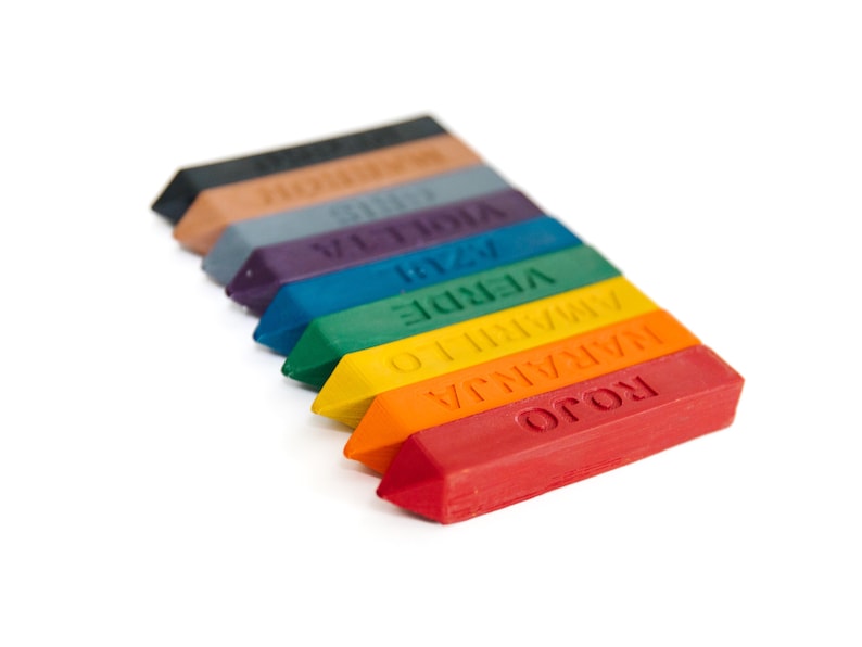 Puede incluir: Un conjunto de diez l&aacute;pices de colores dispuestos en orden de arco&iacute;ris, con los colores etiquetados en italiano. Los colores son: Rosso, Arancione, Giallo, Verde, Azzurro, Viola, Grigio, Marrone, Nero y Bianco.