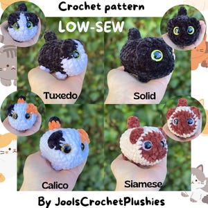 Op de afbeelding: Vier gehaakte kattenknuffels in verschillende kleurencombinaties: smoking, effen zwart, calico en Siamesees. De knuffels zijn klein en hebben grote ogen. De afbeelding bevat de tekst "Mini loaf cat Crochet pattern LOW-SEW" en "By JoolsCrochetPlushies".