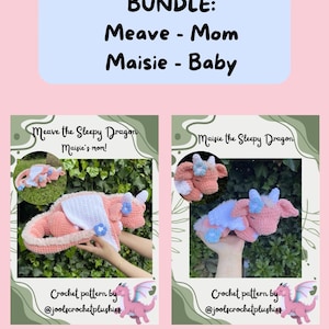 Op de afbeelding: Een haakpatroonbundel met Meave de slapende draak en Maisie de slapende draak. De tekst luidt BUNDLE: Meave - Mom, Maisie - Baby, Meave the Sleepy Dragon Maisie's mom!, Maisie the Sleepy Dragon, en Crochet pattern by @joolscrochetplushies.