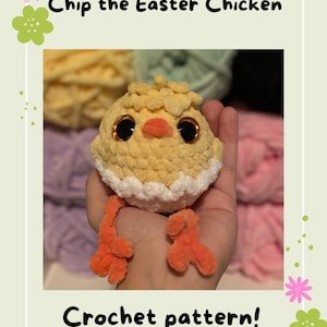 Op de afbeelding: Een gehaakt geel kuiken met oranje poten en grote zwarte ogen. Het kuiken zit in een hand en is gelabeld met "Chip the Easter Chicken" en "Crochet pattern! Low-sew".