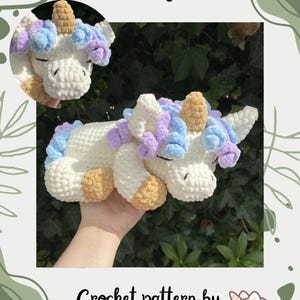 Op de afbeelding: Aida de Slaperige Eenhoorn gehaakte knuffel, wit met blauwe, paarse en bruine accenten. De tekst "Aida the Sleepy Unicorn" en "Crochet pattern by @joolscrochetplushies" zijn ook zichtbaar.