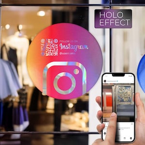 Könnte beinhalten: Holografischer Instagram-Aufkleber mit einem Farbverlauf aus Orange, Gelb und Rosa. Der Aufkleber enthält ein QR-Code und den Text "FOLLOW US ON Instagram @username". Ein Telefon zeigt einen Instagram-Beitrag.
