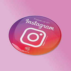Puede incluir: Una pegatina redonda con un fondo degradado de morado, rosa, naranja y rojo. La pegatina tiene un logotipo de Instagram blanco y el texto "Síguenos en Instagram" en blanco. El texto "Se requiere cuenta de Instagram" está en blanco más pequeño. La pegatina también tiene un pequeño icono blanco de un teléfono con un símbolo NFC y el texto "Toca el teléfono" en blanco.