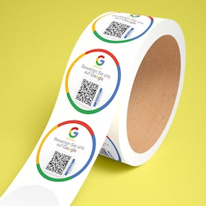 Op de afbeelding: Een rol witte ronde stickers met een Google-logo en een QR-code. De stickers zeggen "Bewerten Sie uns auf Google", wat vertaald wordt naar "Beoordeel ons op Google".