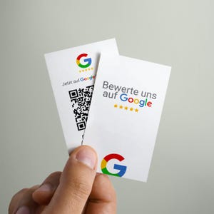 Könnte beinhalten: Zwei weiße Karten mit einem Google-Logo und dem Text "Jetzt auf Google" und "Bewerte uns auf Google" mit einem QR-Code und fünf goldenen Sternen.