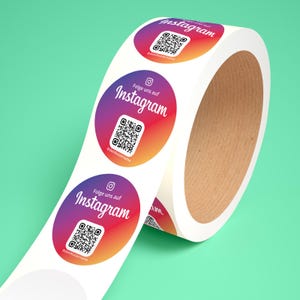 Könnte beinhalten: Rolle mit runden Aufklebern mit weißem Hintergrund, einem lila und orangefarbenen Farbverlaufskreis, einem QR-Code und dem Text "Folge uns auf Instagram" und "@deinusername".