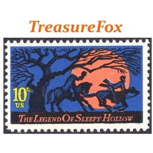 Pode incluir: Um selo postal americano vintage de 10 centavos com uma ilustração em preto e branco da história "A Lenda de Sleepy Hollow". A ilustração representa duas figuras a cavalo a cavalgar por uma floresta escura sob uma grande lua vermelha.